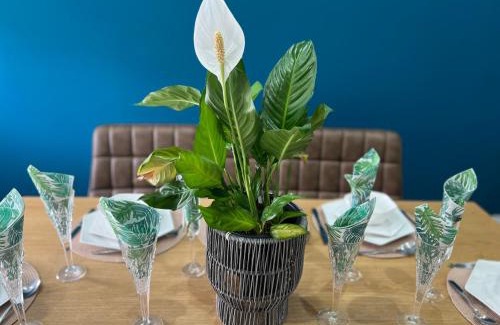 Liverpool House | Large NEW Detached House Woolton, Families, FREE Parking, Massage, BBQ, Play room & MORE