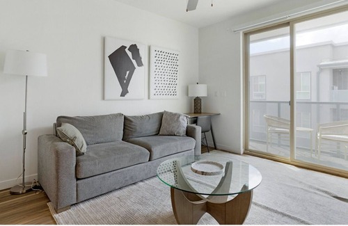 Midway Apartment | Large newly designed 1BR apt with high end appliances in prime location!