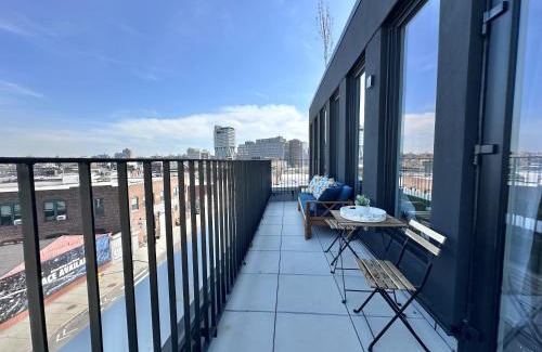 Greenpoint Apartment | Large One Bedroom - Massive Private Terrace - Luxury Building - Williamsburg - Greenpoint