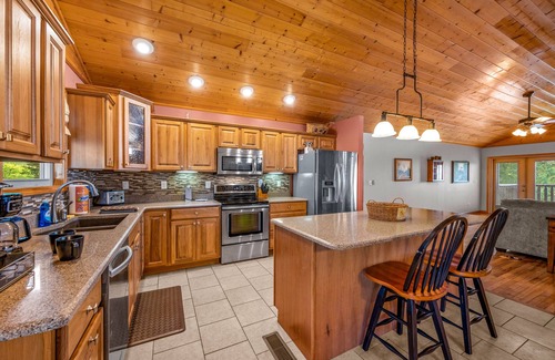 Kodak Cabin | 🏔Large Open Cabin, Jaw Dropping Views, Hot Tub and more! 🌊