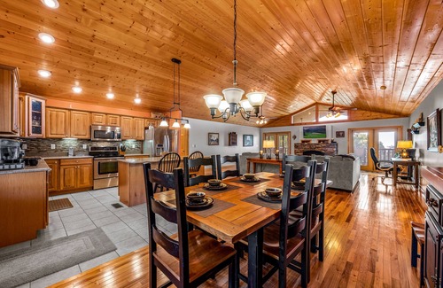 Kodak Cabin | 🏔Large Open Cabin, Jaw Dropping Views, Hot Tub and more! 🌊