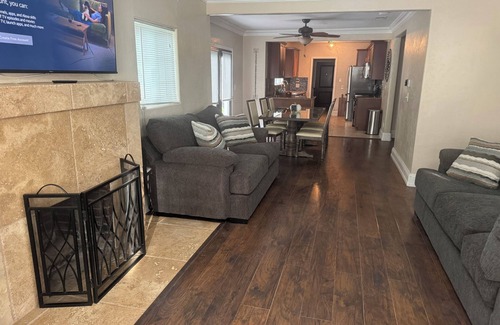Hanford House | Large Parking/Country/Peaceful/3bedroom/2bathroom House Hanford with WiFi, AC.