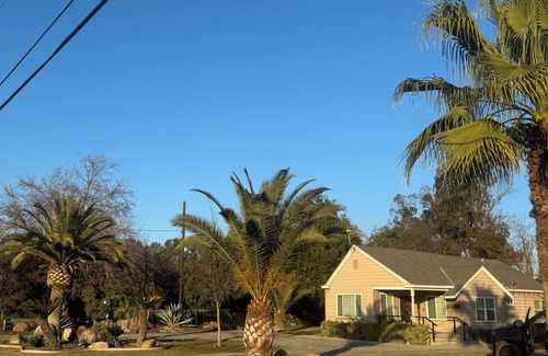 Hanford House | Large Parking/Country/Peaceful/3bedroom/2bathroom House Hanford with WiFi, AC.