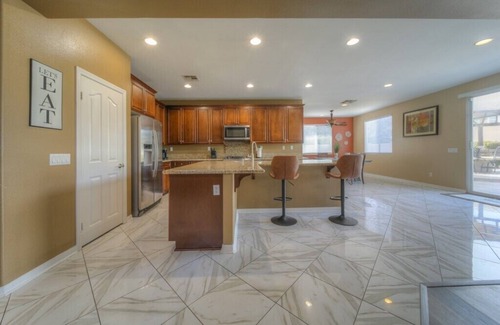 Eastvale House | Large Pool Home on a Quiet Cul-De-Sac