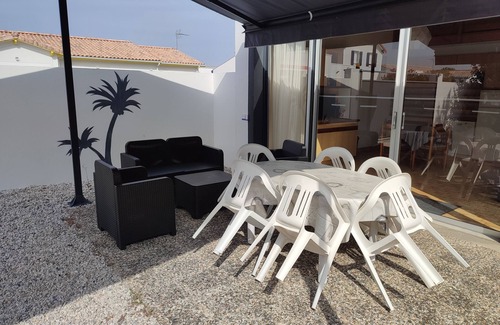 Saint-Palais-sur-Mer House | LARGE PRIVATE COURT HOUSE CLOSED