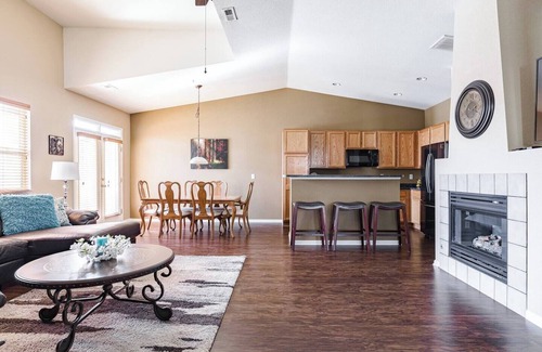 Aurora Condo | Large Private Saddle Rock Condo with a 2 car Tandem Garage