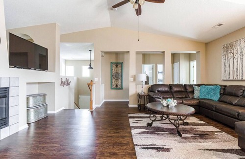 Aurora Condo | Large Private Saddle Rock Condo with a 2 car Tandem Garage
