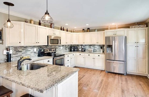 Cleveland House | Large quiet bedroom for Traveling Healthcare Professionals
