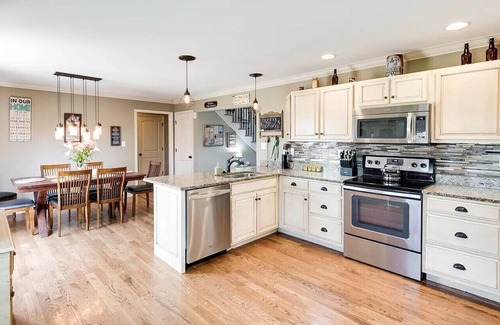 Cleveland House | Large quiet bedroom for Traveling Healthcare Professionals