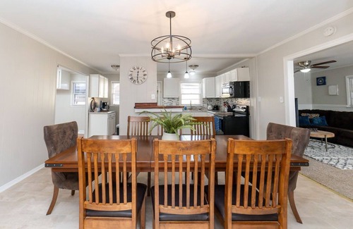 Warner Robins House | Large Remodeled Home w/screened porch and 2 car garage