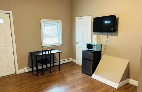 Downtown Apartment | Large room with private bathroom near Whole Foods