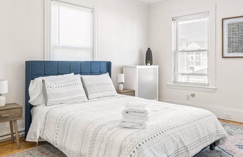 Medford House | Large Single Family, 5 Bedrooms, Book Now!