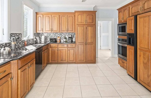 Medford House | Large Single Family, 5 Bedrooms, Book Now!