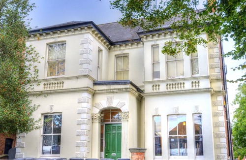 Leamington Spa Apartment | Large Spacious and Stylish 2 Bed apt with Parking