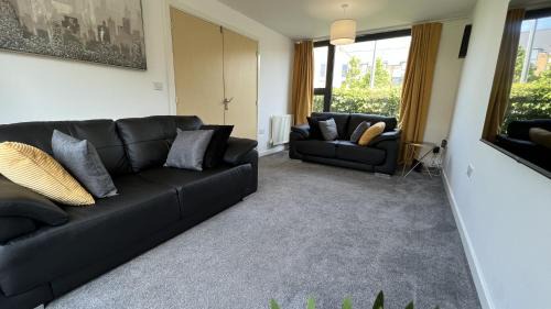 Newport Pagnell Apartment | Large, spacious and cosy 5 bedroom house at Broughton, Sleeps up to 9 guests. Located just off junction 14 of the M1, it is perfectly located and a short drive to Milton Keynes City Centre, Train Station, Gulliver's Theme Park, Intu Shopping Centre.