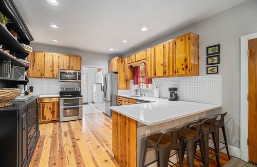 Emerson House | Large, Spacious Home with Rustic Style. 3/4 mile from LakePoint Sports Complex