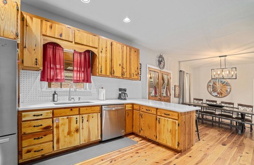 Emerson House | Large, Spacious Home with Rustic Style. 3/4 mile from LakePoint Sports Complex