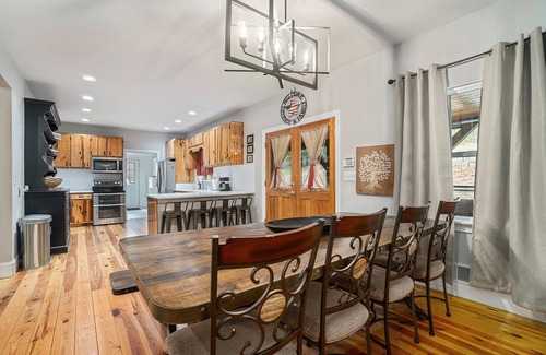 Emerson House | Large, Spacious Home with Rustic Style. 3/4 mile from LakePoint Sports Complex