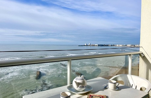 Les Sables d'Olonne Apartment | Large studio with breathtaking views of the Baie des Sables