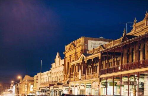 Soldiers Hill Apartment | Large Studio Apartment With Spa Central Ballarat