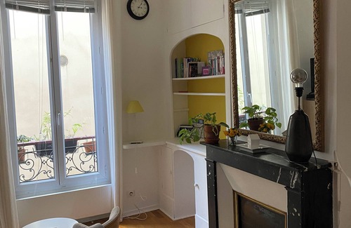 Quartier de Rochechouart Apartment | Large studio near Butte Montmartre