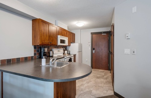 East Kootenay Condo | LARGE Studio | Ski In/Out | Pool & Hot Tubs | Central Upper Village Location