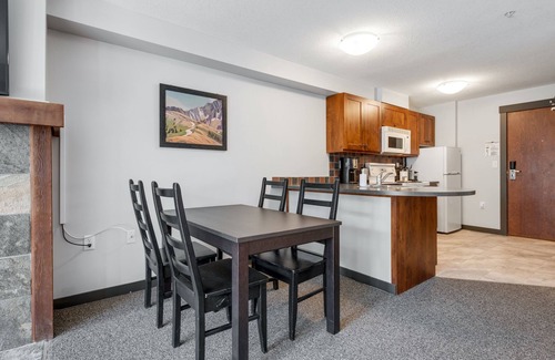 East Kootenay Condo | LARGE Studio | Ski In/Out | Pool & Hot Tubs | Central Upper Village Location
