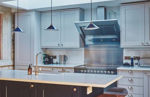 Cheltenham House | Large Stylish Luxury Cotswold Cottage - ideal for families, w/EV charging