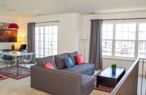 Iselin House | Large sunny 2 bed, 2.5 bath town home, 2 patios