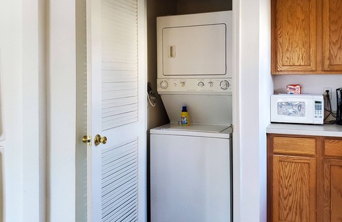 Iselin House | Large sunny 2 bed, 2.5 bath town home, 2 patios