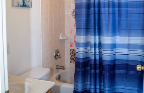 Iselin House | Large sunny 2 bed, 2.5 bath town home, 2 patios
