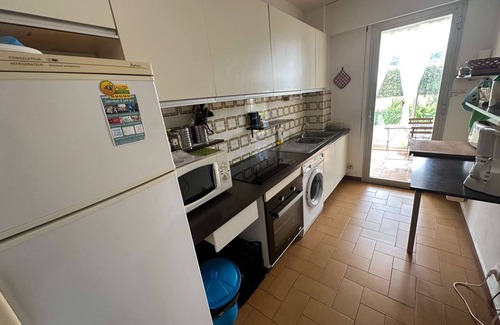 Saint-Mandrier-sur-Mer Apartment | Large T2 with loggia and terrace near the port of Saint Mandrier and the beaches