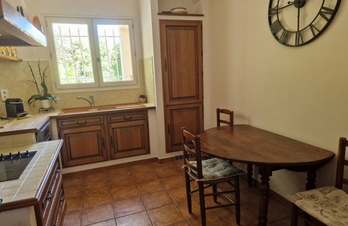 Gemenos House | Large T2 with secure parking and wooded garden