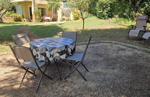Gemenos House | Large T2 with secure parking and wooded garden