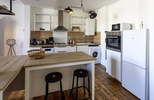 Angouleme Apartment | Large T3 pedestrian street office and terrace