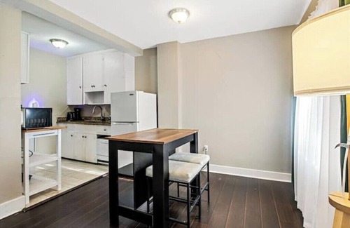 Historic Uptown House | Large Top Floor Lookout
