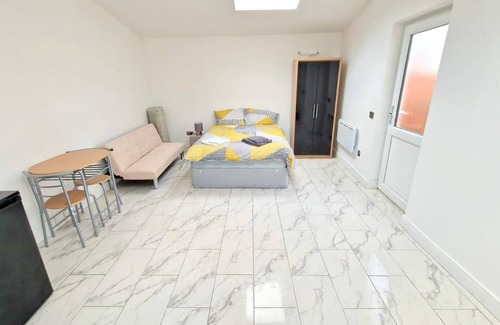 West Thornton Apartment | Large Triple Studio Flat - Croydon