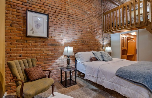 Old Market Condo | Large Tub - Sleeps 9 - No Cleaning Fees!