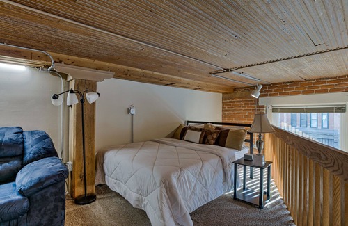 Old Market Condo | Large Tub - Sleeps 9 - No Cleaning Fees!