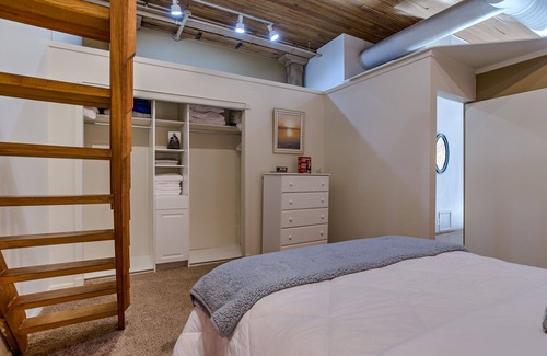 Old Market Condo | Large Tub - Sleeps 9 - No Cleaning Fees!