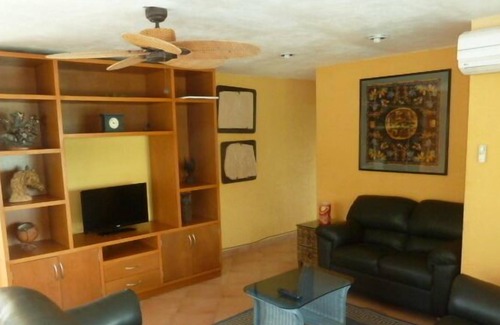 Zona Hotelera Condo | Large updated apartment overlooking the lagoon