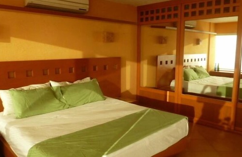 Zona Hotelera Condo | Large updated apartment overlooking the lagoon