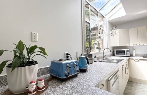 Halswell House | 🌟 Large, Warm 4BR Family Retreat in Halswell – Netflix, Massage Chair & More!