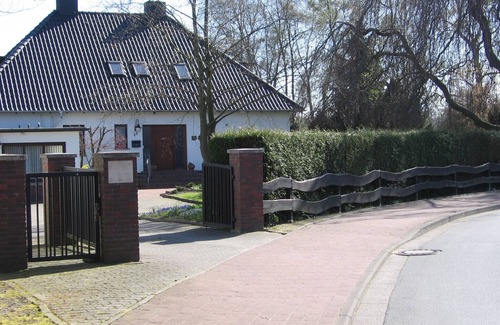 Jever House | Large well-kept house, heated swimming pool, park-like garden. WIRELESS INTERNET ACCESS !