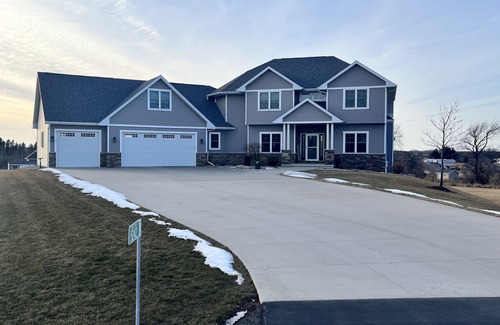 Butte Des Morts House | Larger house in quiet neighborhood near Oshkosh w/large backyard!