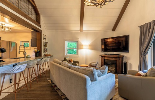 Newland House | Lark Hollow - Pet Friendly Cottage with Hot Tub near Banner Elk