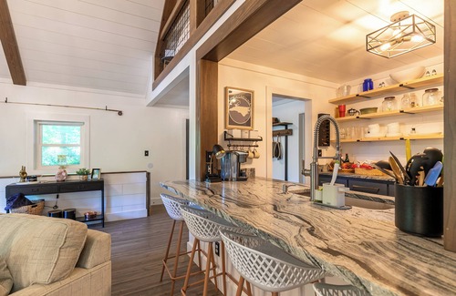 Newland House | Lark Hollow - Pet Friendly Cottage with Hot Tub near Banner Elk