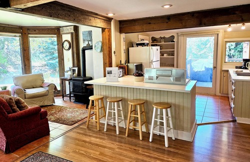 Methow Valley House | Larksong Cabin, Formerly "Cute Cabin"-Dog friendly and Close to Ski Trails !