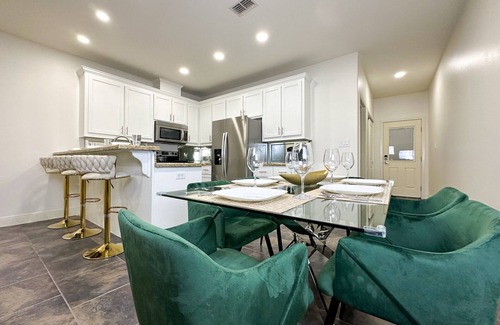 McAllen Condo | Las Jollas Luxurious Condo w/Pool & Garage, Very Close to Shopping and Airport