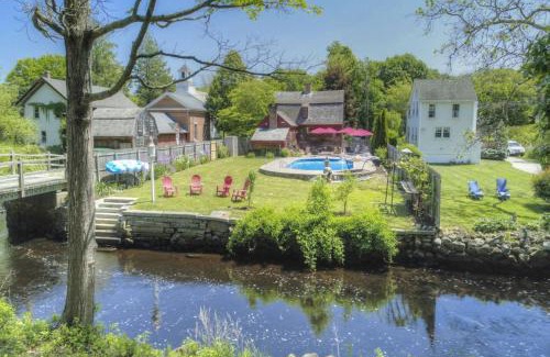Stonington House | Last House on the River